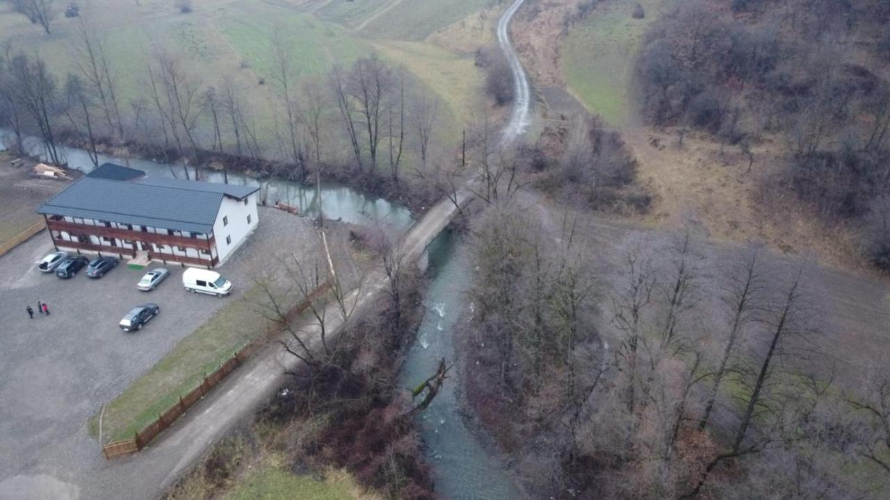 Отель Conacul Cosaului Feresti Экстерьер фото