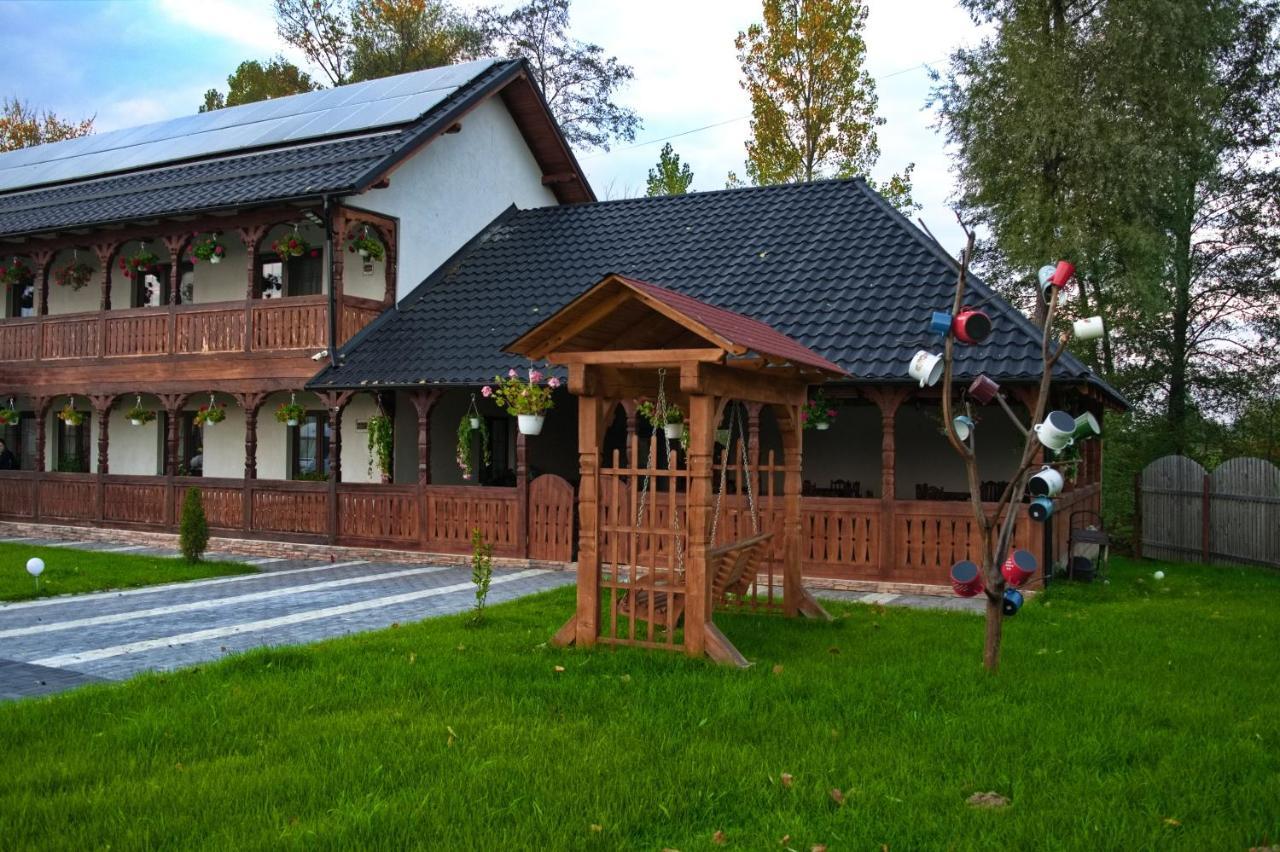 Отель Conacul Cosaului Feresti Экстерьер фото