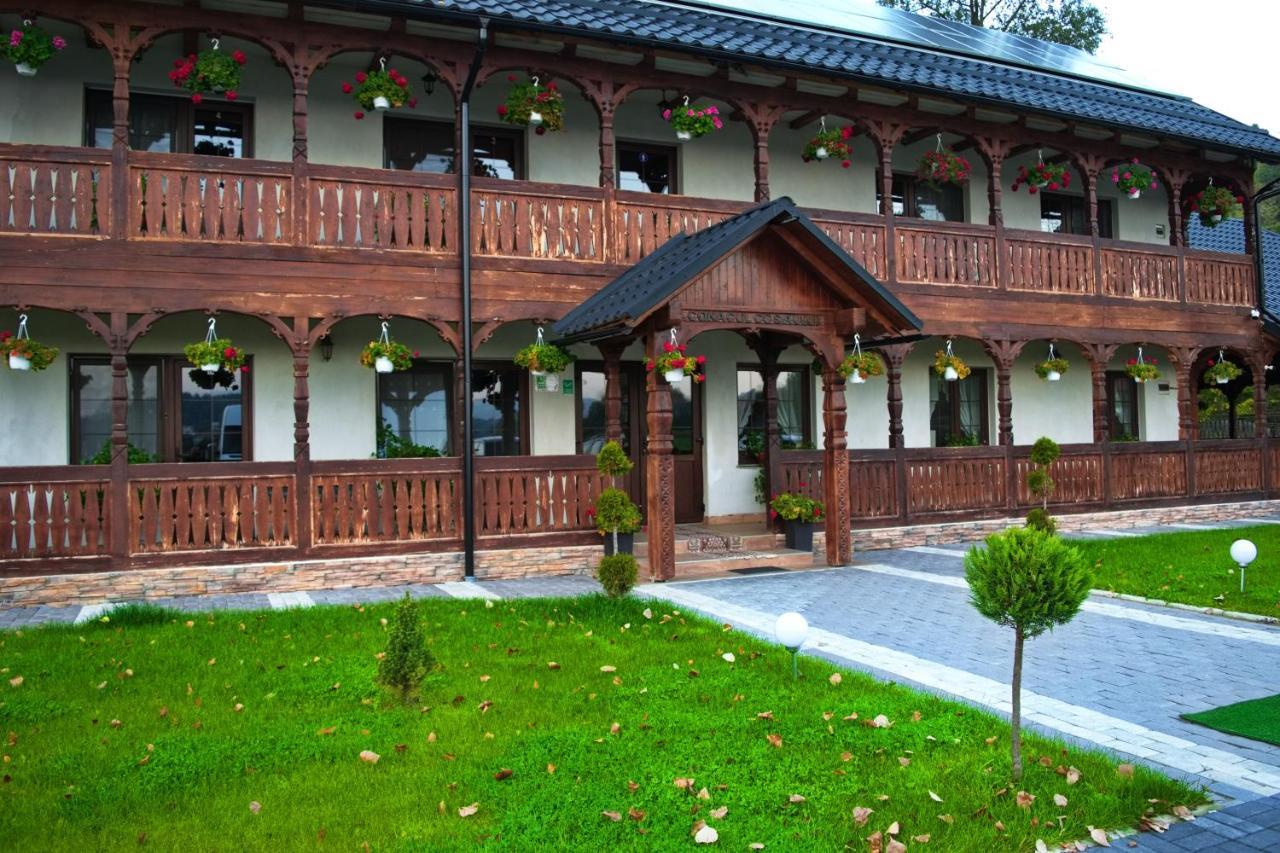 Отель Conacul Cosaului Feresti Экстерьер фото